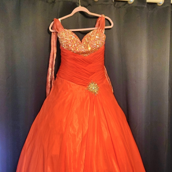MacDougall gown - Picture 1 of 8